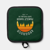 ファミリーネームキャビンパインツリーズサンセットグリーン 鍋敷き (正面)