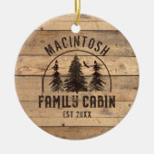 ファミリーネームキャビン素朴ウッドフォレパーソナライズされたスト セラミックオーナメント (正面)