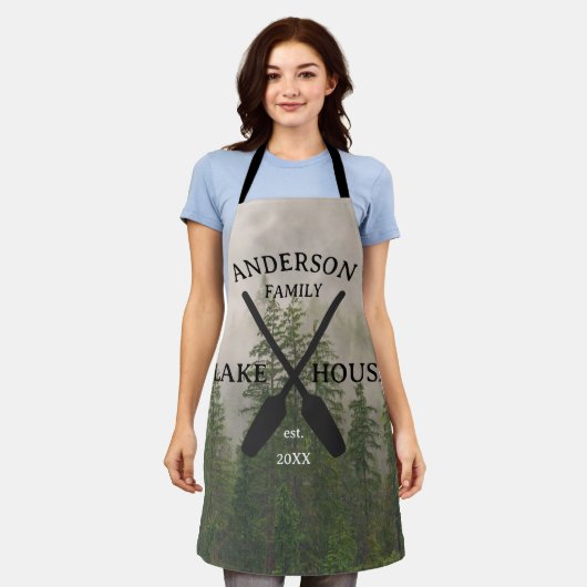 ファミリーネームパーソナライズされたレイクハウス エプロン (着用した状態)