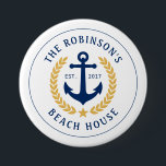 ファミリーネームビーチハウスいかり金ゴールドローレルスター 缶バッジ<br><div class="desc">おスタイリッシュ客様の家航海の名とビーチの家パーソナライズされた、湖の家、または他の希望の文字と確立された日付とスタイルボタン。金ゴールドカスタムスタイルの月桂樹のいかりと白または容易にベースの色に星を付け葉てカスタマイズ、テーマ設計のボートのを現在の装飾に一致させる。</div>