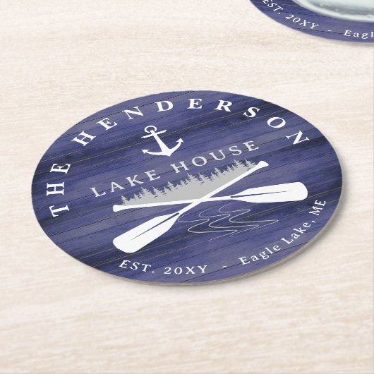 ファミリーネームレイクハウスパインツリーウッドパーソナライズされた ラウンドペーパーコースター (アングル)