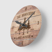 ファミリーネームレイクハウスパインツリーウッドパーソナライズされた ラウンド壁時計 (傾斜)