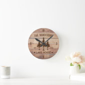 ファミリーネームレイクハウスパインツリーウッドパーソナライズされた ラウンド壁時計 (ホーム)