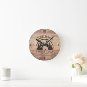 ファミリーネームレイクハウスパインツリーウッドパーソナライズされた ラウンド壁時計 (ホーム)