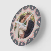 ファミリーフォトグレーコーラルピンク日が差すこと パーソナライズされた ラウンド壁時計 (傾斜)