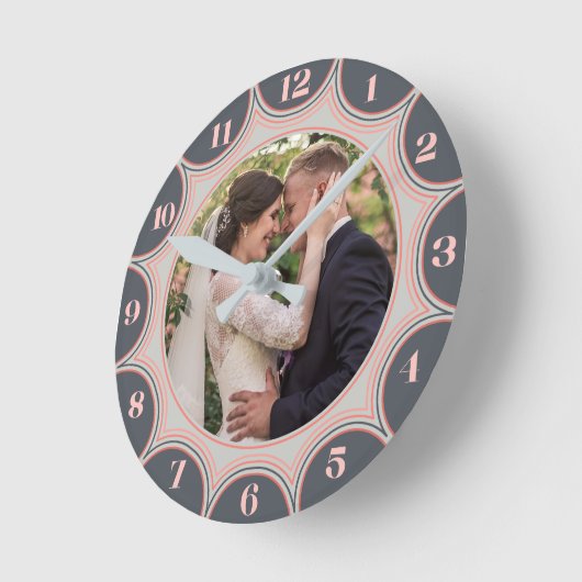 ファミリーフォトグレーコーラルピンク日が差すこと パーソナライズされた ラウンド壁時計 (傾斜)