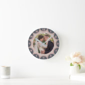 ファミリーフォトグレーコーラルピンク日が差すこと パーソナライズされた ラウンド壁時計 (ホーム)