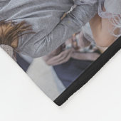 ファミリーフォトコラージュモノグラムの7写真ブラック フリースブランケット (角)