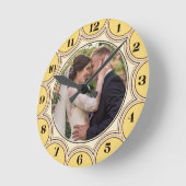 ファミリーフォトモダンイエロー日が差すことパーソナライズされた ラウンド壁時計 (傾斜)