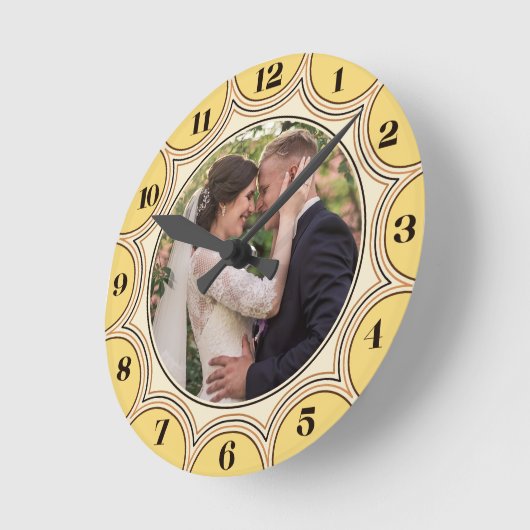ファミリーフォトモダンイエロー日が差すことパーソナライズされた ラウンド壁時計 (傾斜)
