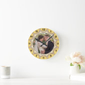 ファミリーフォトモダンイエロー日が差すことパーソナライズされた ラウンド壁時計 (ホーム)