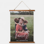 ファミリーホワイトスクリプトフォトオーバーレイモノグラム 吊り下げ型タペストリー (正面)