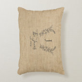 ファミリーモノグラムの名前が施された、素朴なファームハウスのような麻布 アクセントクッション (正面(垂直))