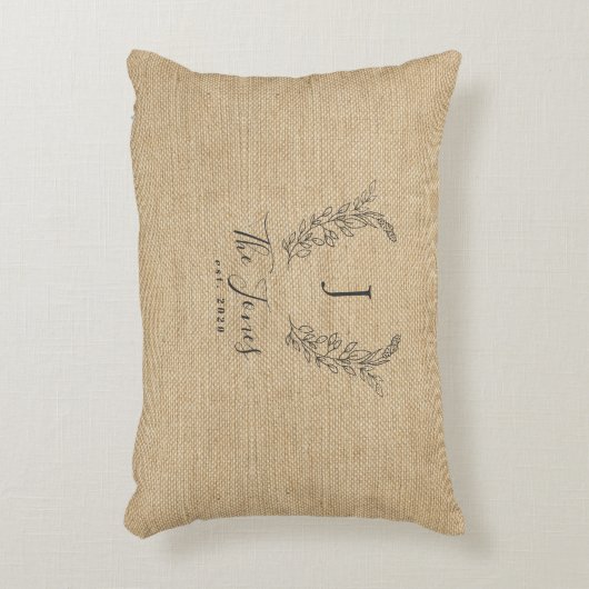 ファミリーモノグラムの名前が施された、素朴なファームハウスのような麻布 アクセントクッション (正面(垂直))