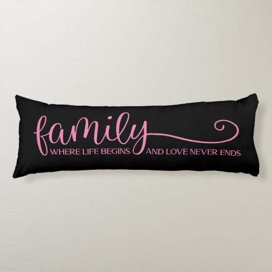 ファミリーラブネバーエンド引用文トレンディーピンクブラック ボディピロー (正面)