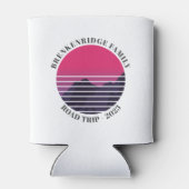 ファミリーロードトリップクルーズマウンテンレトロカスタム 缶クーラー (裏面)