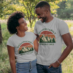 ファミリーロードトリップサマーバケーションマウンテンズヴィンテージ Tシャツ<br><div class="desc">この素晴らしヴィンテージの夕日は自然の岩の山の上に素晴らしあるイメージを作成しカスタマイズて、家族の懇親会、道路の旅、または夏の休暇のためのTシャツのセット。母、パパ、兄と妹のための一致するティーであなたの休日の週を記念する。ハンターグリーンのパーソナライズ化ツールで自分の姓と年を追加。</div>