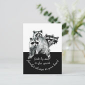 ファミリー感動的引用文かわいい水色ラクーン ポストカード (スタンド正面)