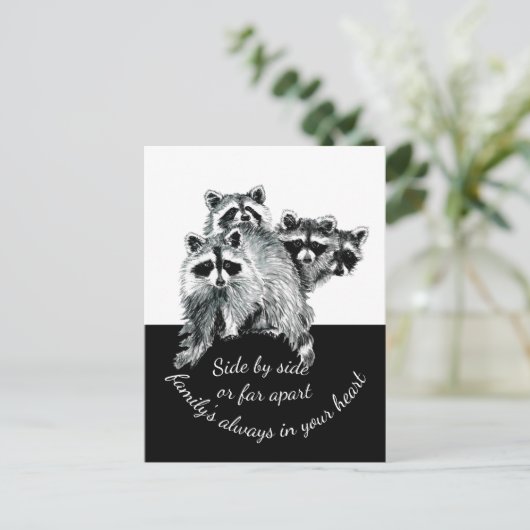 ファミリー感動的引用文かわいい水色ラクーン ポストカード (スタンド正面)