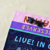 ファミリー懇親会バンドレトロ70sコンサートロゴネオン ビーチタオル (インサイチュ)