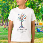 ファミリー懇親会レインボーファミリーツリー Tシャツ<br><div class="desc">家族全員に懇親会Tシャツがあるんだ!これらのおもしろいTシャ飾ツは虹の色の家族の木と一緒である。おカスタマイズ前の家族の名前と年と一緒にこのユニークデザインは私の家族の木のモザイクのプリントで、明るい色のガラスの小さな断片から作られた。オリジナルモザイク©ミケーレ・デイヴィス。</div>