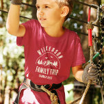ファミリー素朴トリップキャビンウッズレトロ Tシャツ<br><div class="desc">パインの木素朴、森、および鳥がプリントされたダークウッドのパネルの背景にあなたのの名前で囲まれたトレンディーの森の山の範囲デザインと家族の旅のtシャツモダンは、旅行のキャビンのパーソナライズ可能な名前と休暇の日付。</div>