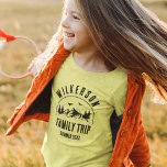 ファミリー素朴トリップキャビンウッズレトロ Tシャツ<br><div class="desc">パイン素朴スの木や森、鳥のトレンディーの山の範囲のデザインと家族の旅行モダンtシャツあなたの家族の名前で囲まカスタムれ、旅行のパーソナル化可能な名前と休暇の日付。</div>