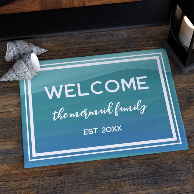 ファミリ名ティール（緑がかった色）水彩波歓迎の形式 ドアマット (Welcome your guests in style with this teal watercolor waves doormat. Just add your family name/year)