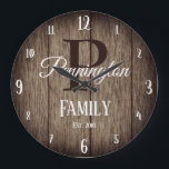 ファミリ名(Monogram 素朴 Wood Texture) ラージ壁時計<br><div class="desc">おもしろいファミリの時計で、木のテクスチフェイクャの背景が錆びています。ファミリ名文字とエスト。日付はすべてカスタマイズ可能です。おもしろいの大モノグラムの文字のオプションがファミリ名の後に表示されます。</div>