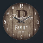 ファミリ名(Monogram 素朴 Wood Texture) ラージ壁時計<br><div class="desc">おもしろいファミリの時計で、木のテクスチフェイクャの背景が錆びています。ファミリ名文字とエスト。日付はすべてカスタマイズ可能です。おもしろいの大モノグラムの文字のオプションがファミリ名の後に表示されます。</div>