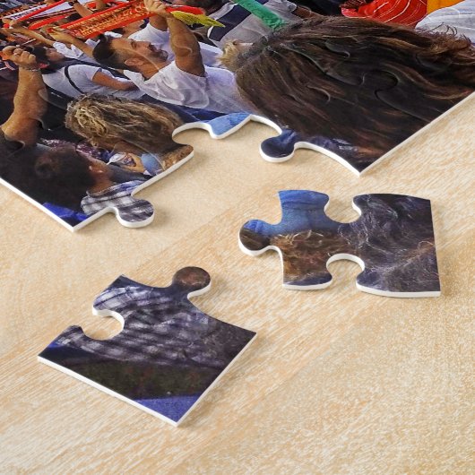 ファンでいっぱいのサッカースポーツスタジアム ジグソーパズル (側面)