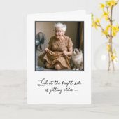 ファンに冷やされて幸せなお婆さん カード (黄色い花)