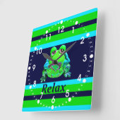 ファンキーでカラフルなカエルはティール(緑がかった色)のライム海軍をリラックスします スクエア壁時計 (傾斜)