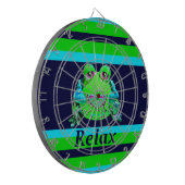 ファンキーでカラフルなカエルはティール(緑がかった色)のライム海軍をリラックスします ダーツボード (正面左)