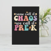 ファンキーと呼ぶ人もいる 混乱と呼ぶ人もいる 私たちはそれをプレキンダーガーテンの先生と呼ぶ 招待状 (スタンド正面)