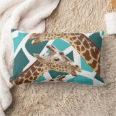 ファンキーなキリンのプリントのティール(緑がかった色)の青い野生動物パターン ランバークッション (ブランケット)