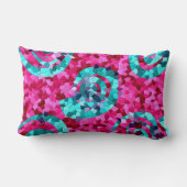 ファンキーなショッキングピンクのティール(緑がかった色)の青いモザイクはガーリーなギフト渦巻きます ランバークッション (裏面)