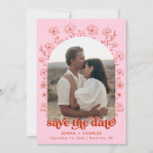 ファンキーなピンクのレトロ フラワー フォト セーブ ザ デート 招待状 (正面)