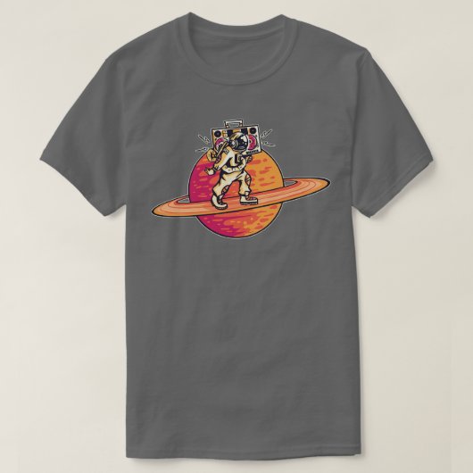 ファンキーなレトロ宇宙飛行士とポータブルラジオ Tシャツ (デザイン正面)