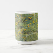 ファンゴッホメドウと黄色の花植物芸術 コーヒーマグカップ (中央)