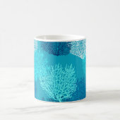 ファンサンゴプリント、ターコイズ、アクア、コバルトブルー コーヒーマグカップ (中央)