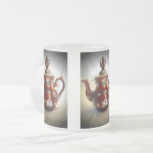 ファンシーで華美で旧式な英国のティーポットのコーヒーポット フロストグラスマグカップ (正面左)