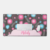 ファンシーなピンクと青のハートと花のフローラルネーム デスクマット (キーボード&マウス)