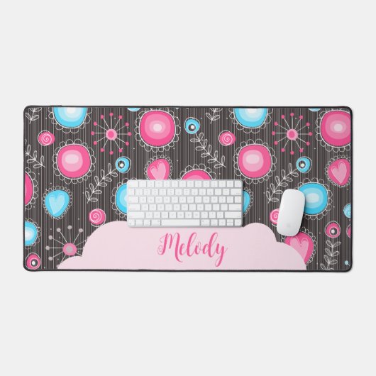 ファンシーなピンクと青のハートと花のフローラルネーム デスクマット (キーボード&マウス)