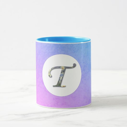ファンシーな花の手紙Tの青および紫色 マグカップ (中央)