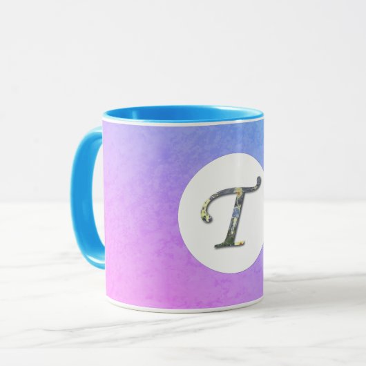 ファンシーな花の手紙Tの青および紫色 マグカップ (正面左)