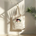 ファンシークラシック花結婚の花 トートバッグ<br><div class="desc">このクラシック結婚バラ牡丹の花のトートバファンシーッグで素朴なイベントを結婚褒め称える。デザインは美しい手のピ絵を描ンク、赤面、ブルー、ネイビーとブルゴーニュの花と緑の葉イベントの招待カードを装飾するためエレガントにブケートに整然とグループ化して。</div>