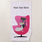 ファンシー白黒猫のミッドセンチュリーチェアピンク ビーチタオル (正面)