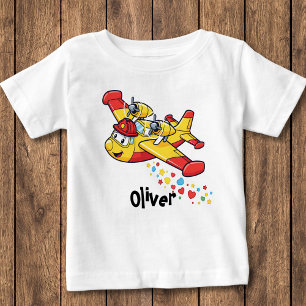 ファンタジーなキャラクターの消防飛行機 ベビーTシャツ