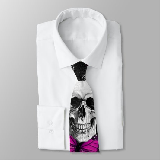 ファンタジーのスカルおよびショッキングピンクの蝶 ネクタイ (タイ)